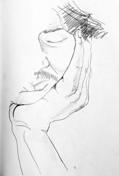 Bleistiftskizze: Student stützt sein Gesicht auf und schaut vor sich auf seine Skizze, zu sehen ist nur die linke Gesichtshälfte, seine li. Hand und Handgelenk