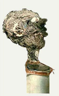 Foto: Skulptur aus Schrott: Kopf auf Ofenrohr, Seitenansicht
