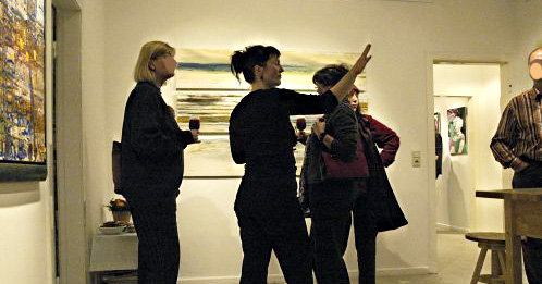 Foto: ich, erzählend, mit vier Gästen im Atelier, 2005