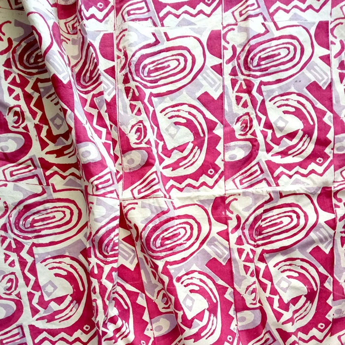 Stoffdruck: geometrisches, fließendes Muster in flieder + pink